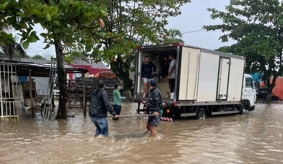 Blog Do Carlos Eug Nio Rios Transbordam E Alagam Casas Em Correntes J