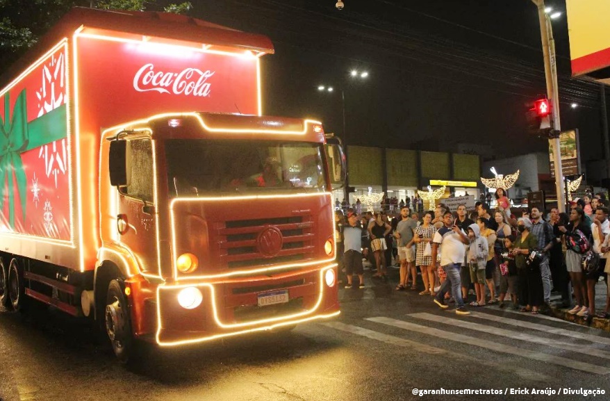 Blog do Carlos Eugênio Com novo Percurso, Caravana Iluminada da Coca-Cola é  destaque no Encantos do Natal